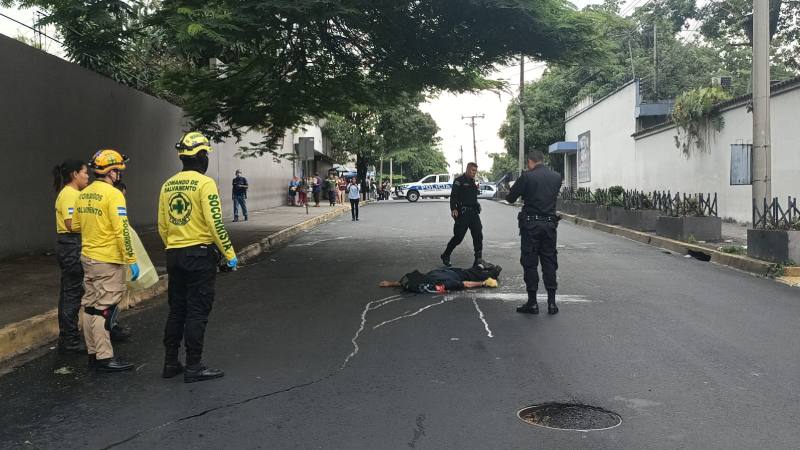 "No vi que se cruzaba la calle": motorista se defiende tras matar a peatón