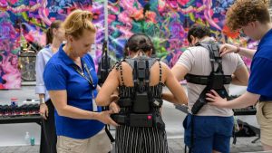 Asistentes a concierto con chalecos vibradores para sordos