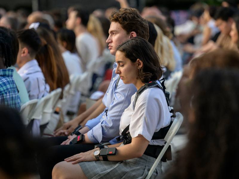 Asistentes a concierto usan los chalecos vibradores para sordos