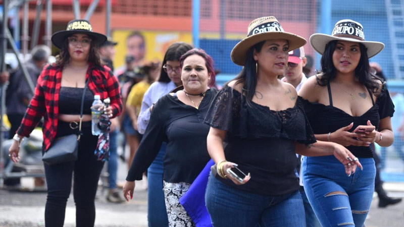 Fans-grupo-Firme-estadio-cuscatlan17