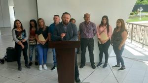 Piden que se libere a agentes condenados a 45 años de prisión