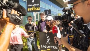 Actores de Hollywood toman las calles con entusiasmo en su primer día de huelga