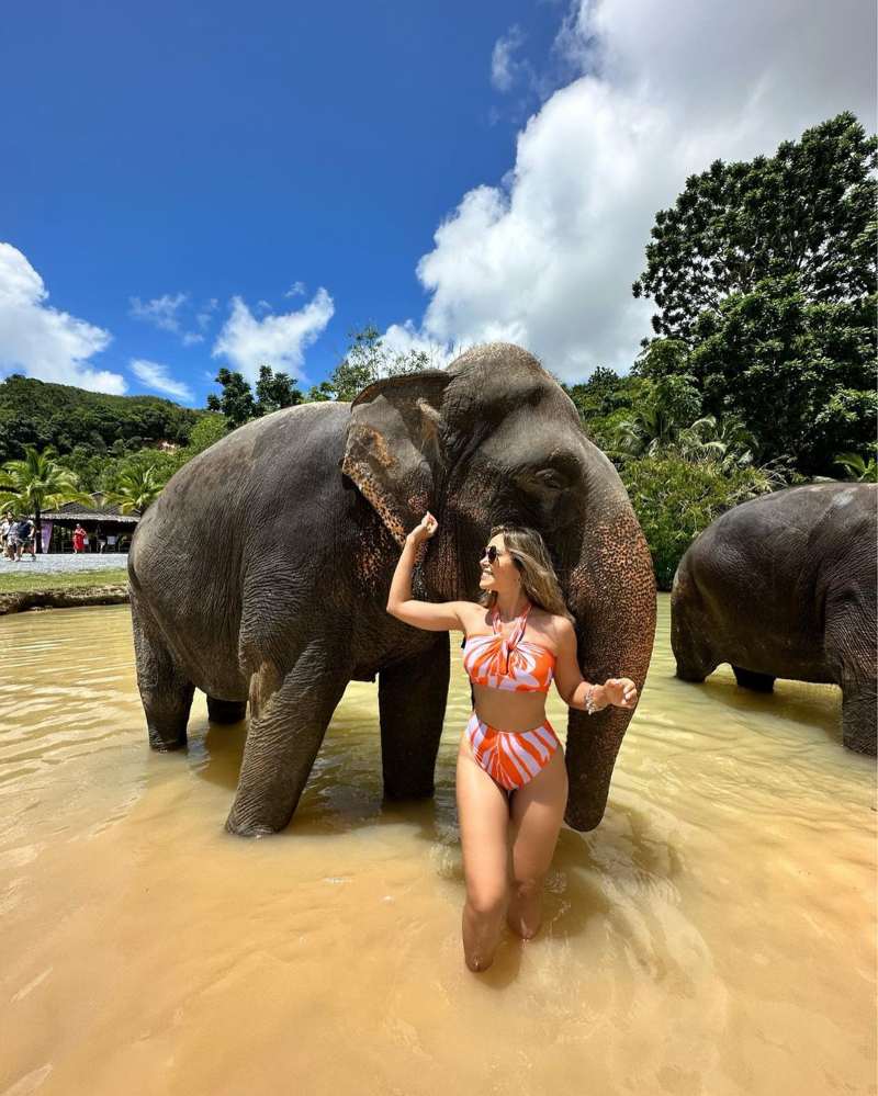 Luciana Sandoval posa con elefantes en Tailandia
