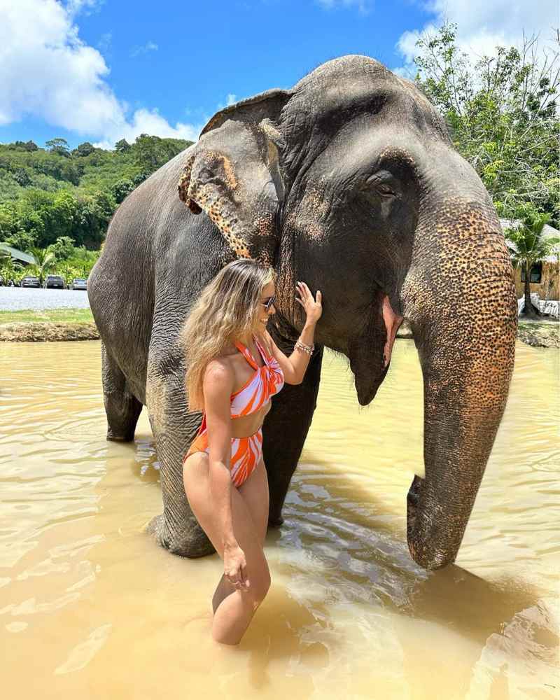 Luciana Sandoval posa con elefantes en Tailandia