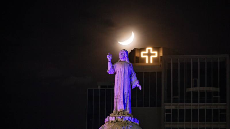 Luna vista desde la plaza del Salvador del Mundo San Salvador