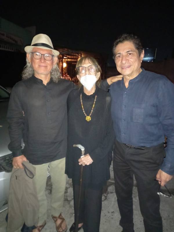 Mauricio Bonilla con Alcira Alonso y el director de teatro Fernando Umaña