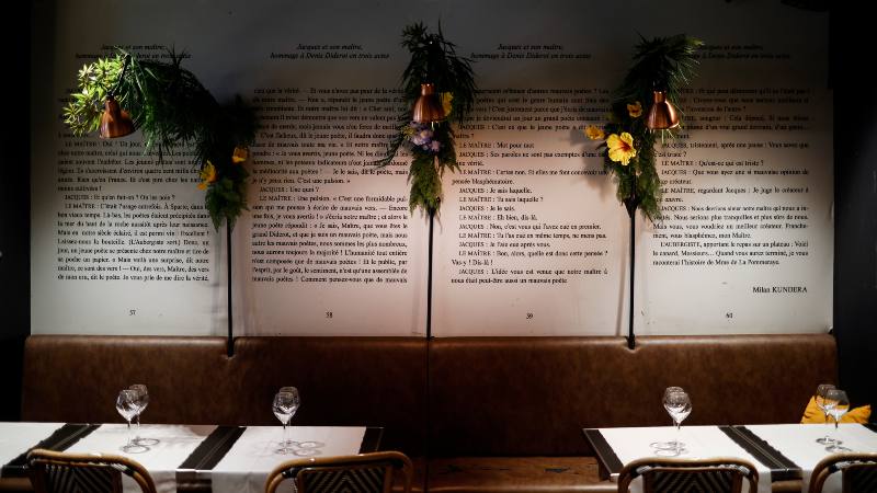 Obra de Milan Kundera adorna restaurante parisino