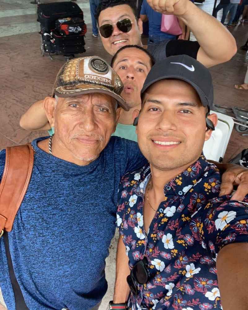 Payaso Chonito recibido por sus familiares en aeropuerto