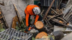 Onda tropical se transforma en baja presión y continúa provocando lluvias en El Salvador