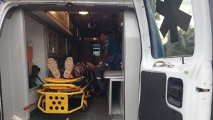 Motociclistas impactan con grúa que hacía viraje en Santa Ana