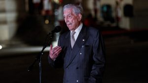 Vargas Llosa se recupera del covid y sale del hospital
