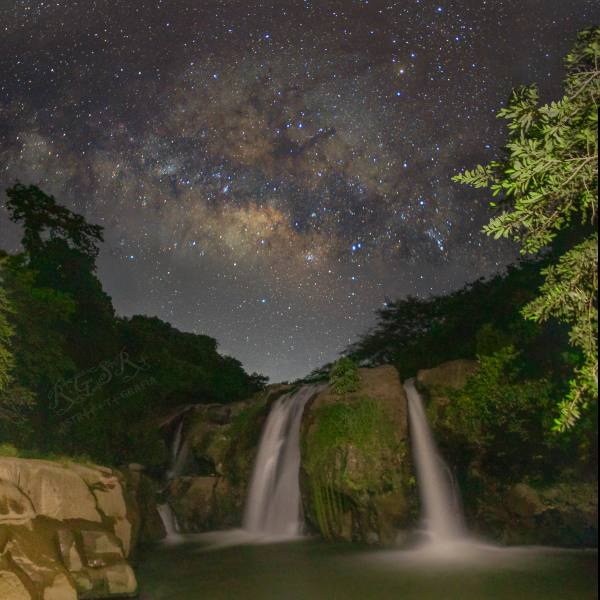 Vía Láctea desde el Salto de Malcatiupán, en Ahuachapán.