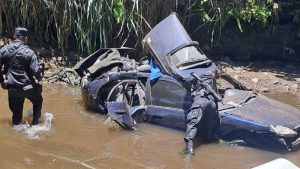 Joven muere luego que carro que manejaba chocó con poste y cayó a río en Sonsonate