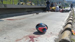 Padre e hijo lesionados al chocar su motocicleta con camión en Soyapango