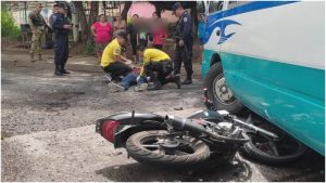 Motociclista resultó lesionado al chocar con microbús en Apopa
