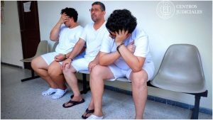Acusan a hombre y su hijo de empaquetar y distribuir droga en San Salvador