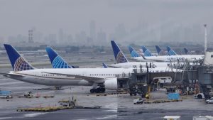 Según el secretario de Transporte, Sean Duffy, entre 4.000 y 4.500 vuelos diarios —comerciales y de carga serán afectados.