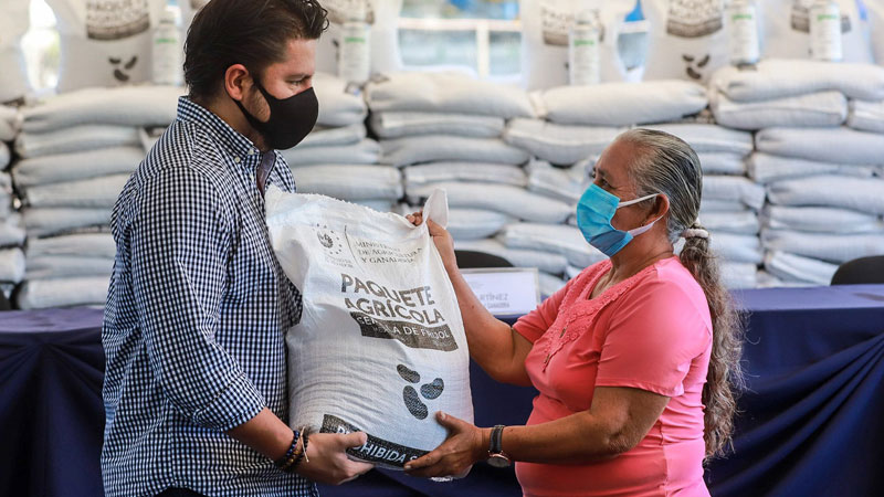 David Martínez, exministro de Agricultura y Ganadería, entrega paquetes agrícolas en 2021. Foto MAG