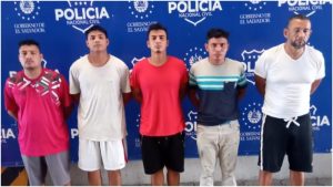 Cinco presuntos distribuidores de droga fueron capturados en motel de la Miramonte