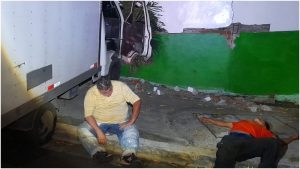 Sujetos en aparente ebriedad chocan su camión contra una casa en Apopa