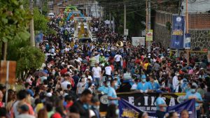 fiestas-julias-previa-desfile-de-correo-en-santa-ana