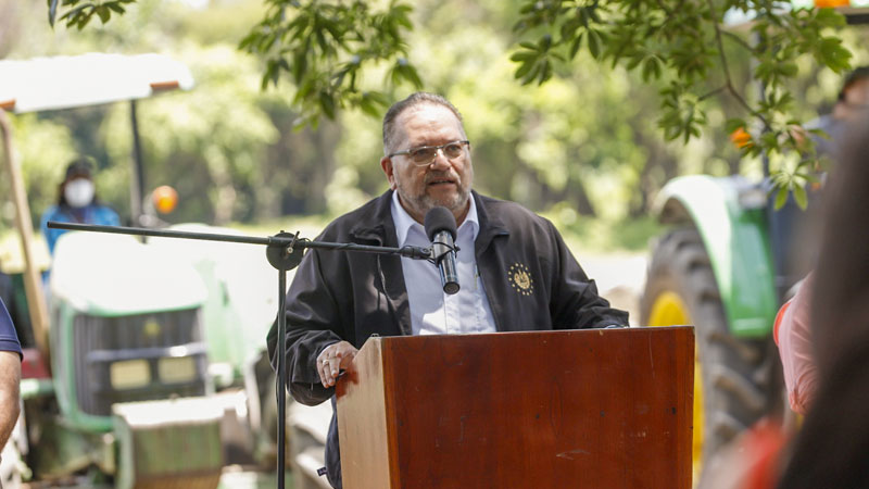 Óscar Enrique Guardado, ministro interino del MAG, explicando la procedencia de los sacos dos días después de la denuncia ciudadana. Los paquetes tienen más de un años de estar tirados a la intemperie. No explicó porque esos sacos no llegaron a tiempo a manos de agricultores empobrecidos. Foto MAG