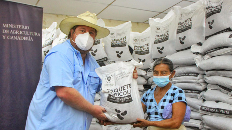 Pablo Anliker, exministro de Agricultura y Ganadería destituido, entrega paquetes de frijol en agosto de 2020 en Ahuchapán. El saco es igual a los encontrados en Zapotitán el 18 de julio 2023. Foto MAG