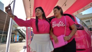 "Hi, Barbie": Cientos de salvadoreños abarrotan los cines por estreno de Barbie