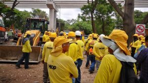 Trabajadores subcontratados protestan en redondel integracion