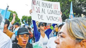 Varias personas protestan frente al Tribunal Supremo Electoral de Guatemala