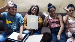 VIDEO: Yanira Berríos obtiene su primera placa de YouTube