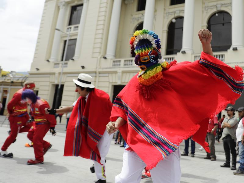 Payasos participan en el Festival de la Alegría 2023 en San Salvador