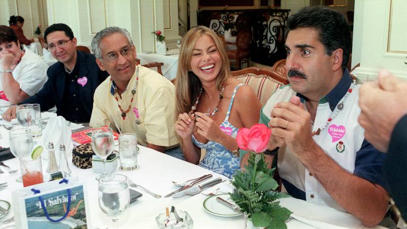 Fernando Fiore y Sofía Vergara en El Salvador en 1998