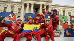 Payasos desfilan por el Centro Histórico como parte del Festival de la Alegría 2023