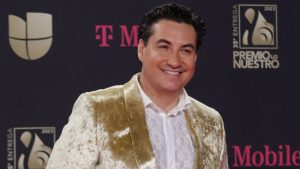 Presentador colombiano Lucho Borrego en Premios Lo Nuestro 2023