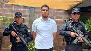 Policía captura a Erick García, de Nuevas Ideas, y a su diputada suplente, Nidia Turcios