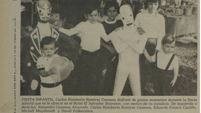 Fiesta infantil de 1975 con piñatas de los luchadores