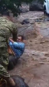 Pick up con personas fue arrastrado por un río en Moncagua