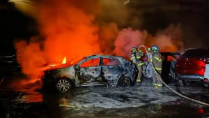 Al menos 30 vehículos dañados por incendio en predio sobre carretera Panamericana