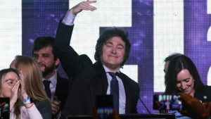 El libertario Milei da la sorpresa y disputará la presidencia de Argentina