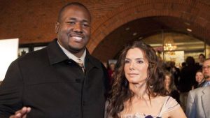Actor Quinton Aaron con Sandra Bullock