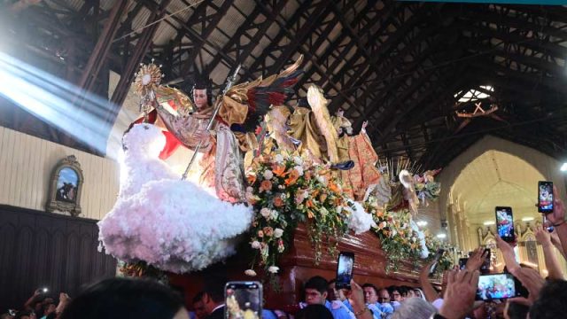 EN IMÁGENES: Colorida bajada del Divino Salvador del Mundo