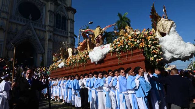 EN IMÁGENES: Colorida bajada del Divino Salvador del Mundo