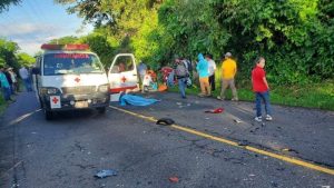 Motociclista muere al colisionar con pick up en Tecapán