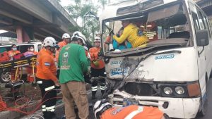 Varios lesionados dejó accidente entre dos microbuses en el bulevar del Ejército
