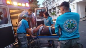 Joven motociclista resulta lesionada al intentar evadir a un perro
