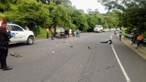Motociclista muere al rebasar en una curva en Metapán