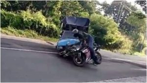 VIDEO: Momento exacto en que pick up atropella a motociclista en San Pedro Perulapán