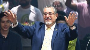 Aspiración de Bukele a reelegirse “cuestiona los principios democráticos”: presidente electo de Guatemala