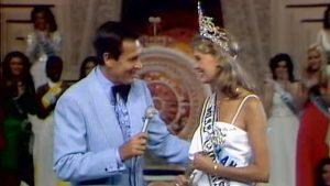 Muere Bob Barker, presentador de Miss Universo 1975 que se realizó en El Salvador